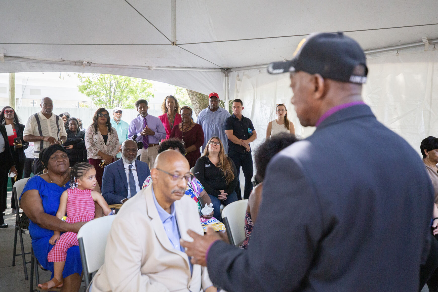 RibbonCutting_crowd